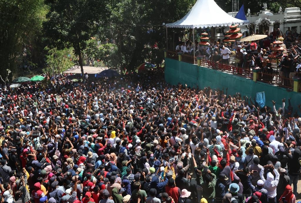 Ribuan Warga Klaten Berebut Apem Yaa Qowiyyu