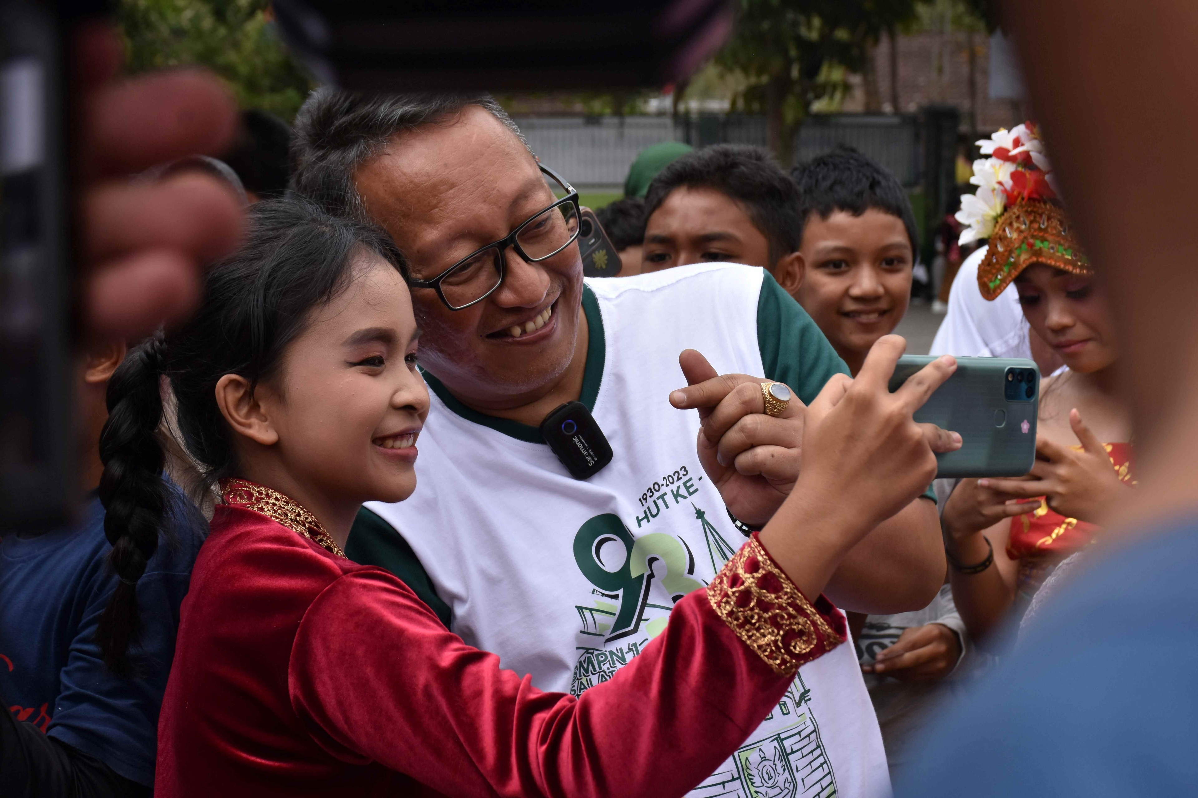 Gayeng, Kayla Duet Dengan Pj. Wali Kota Salatiga Lantunkan Lagu Trauma