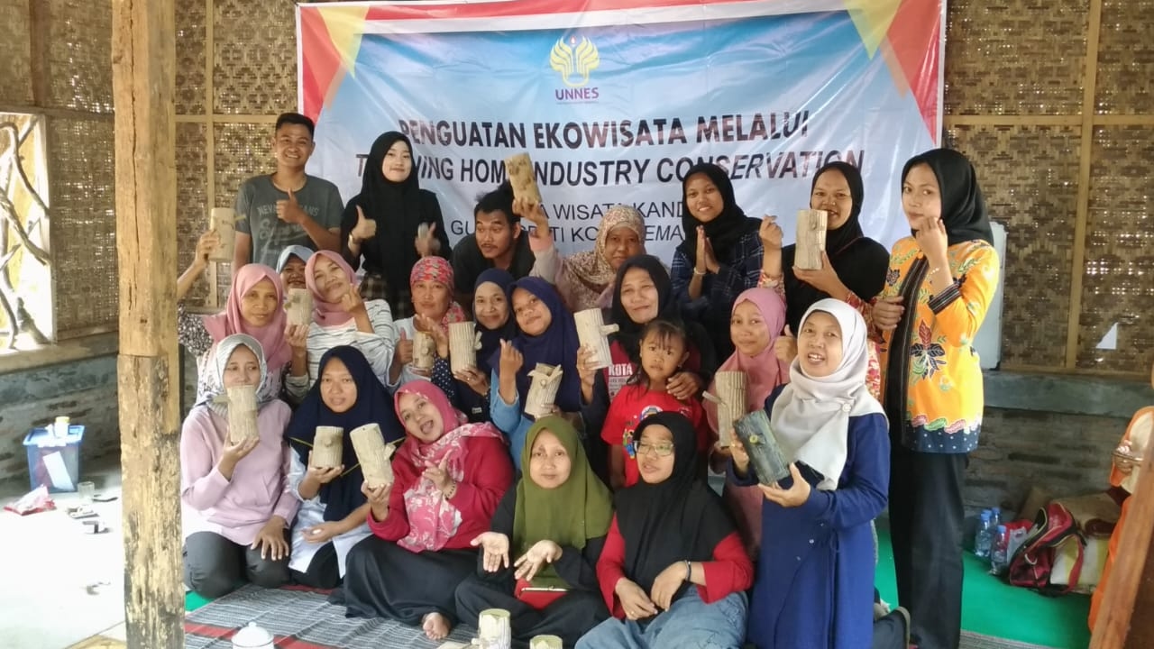 Tim Pengabdi Unnes Gelar Penguatan Ekowisata melalui Training Home Industry Conservation di Desa Wisata Kandri