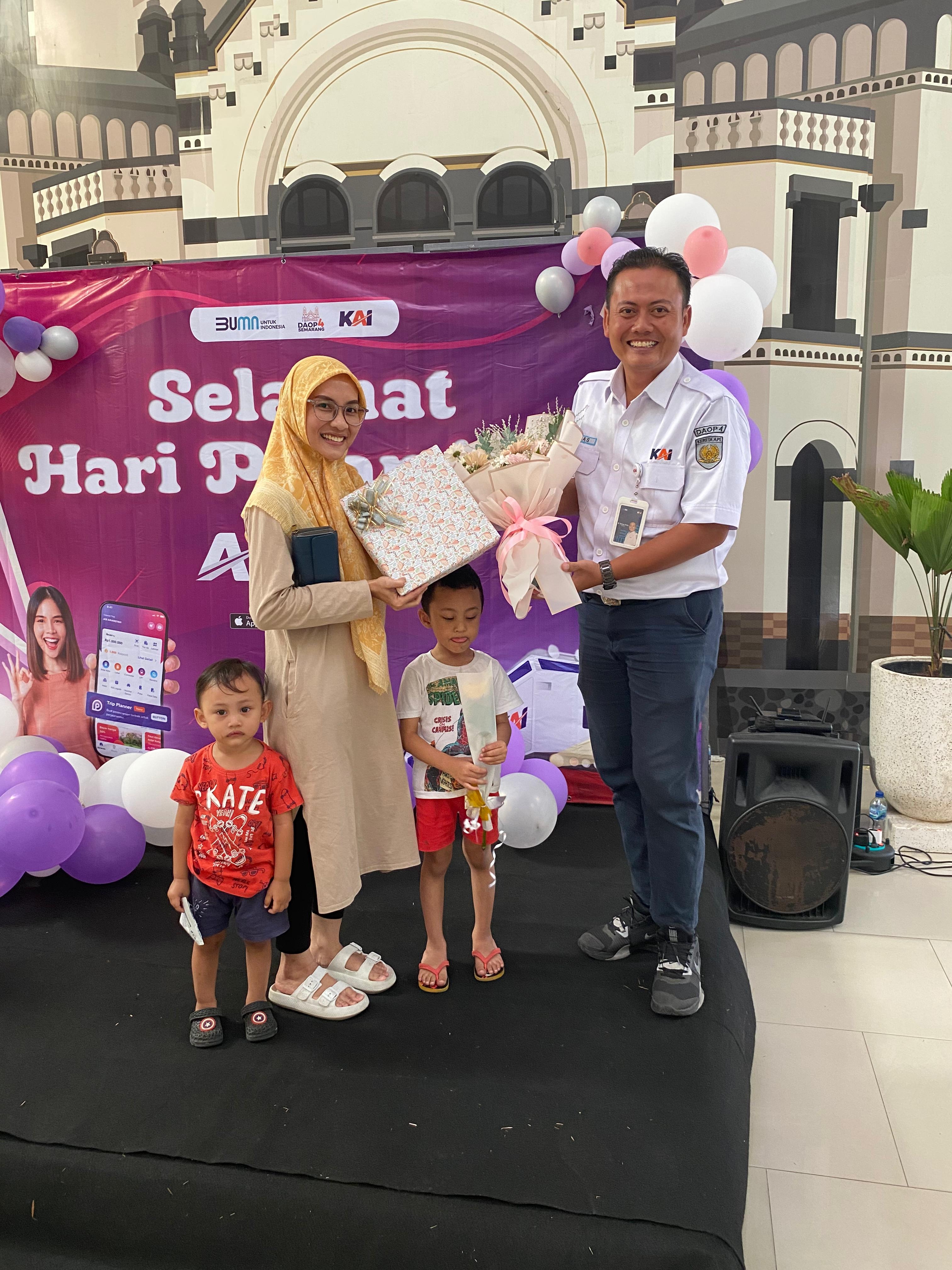 Hari Pelanggan Nasional, KAI Daop 4 Bagikan Souvenir ke Pelanggan KA