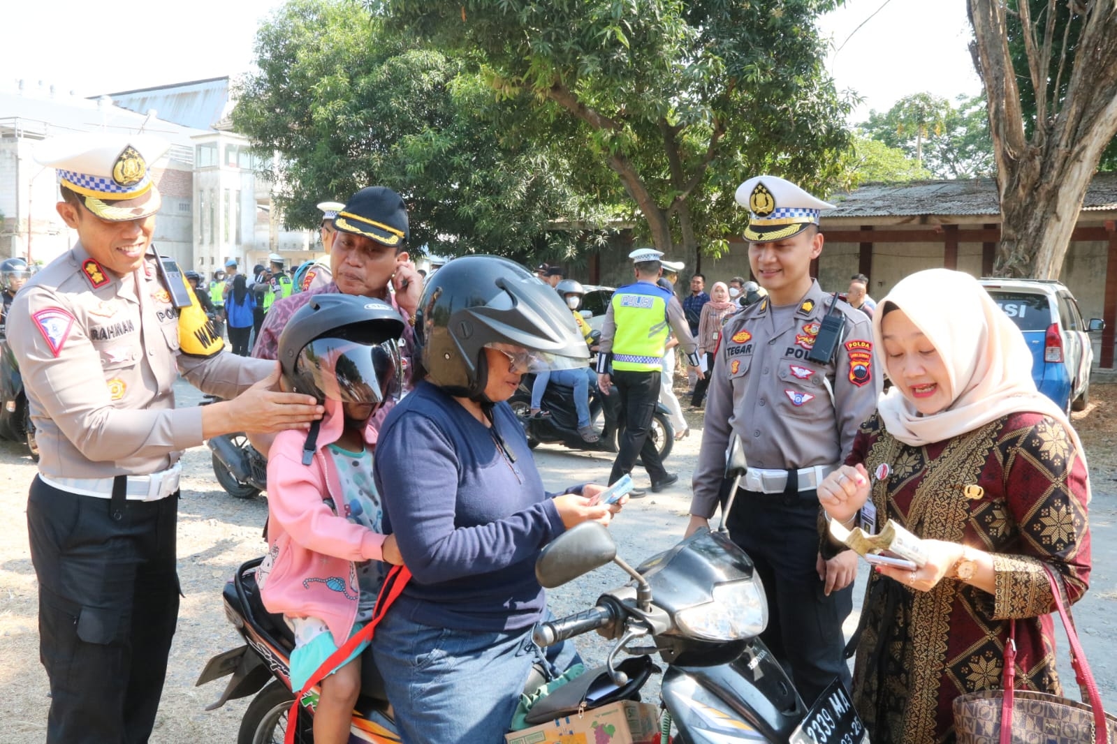 Warga Pedurungan Mendapat Kejutan Dalam Operasi Zebra Candi 2023
