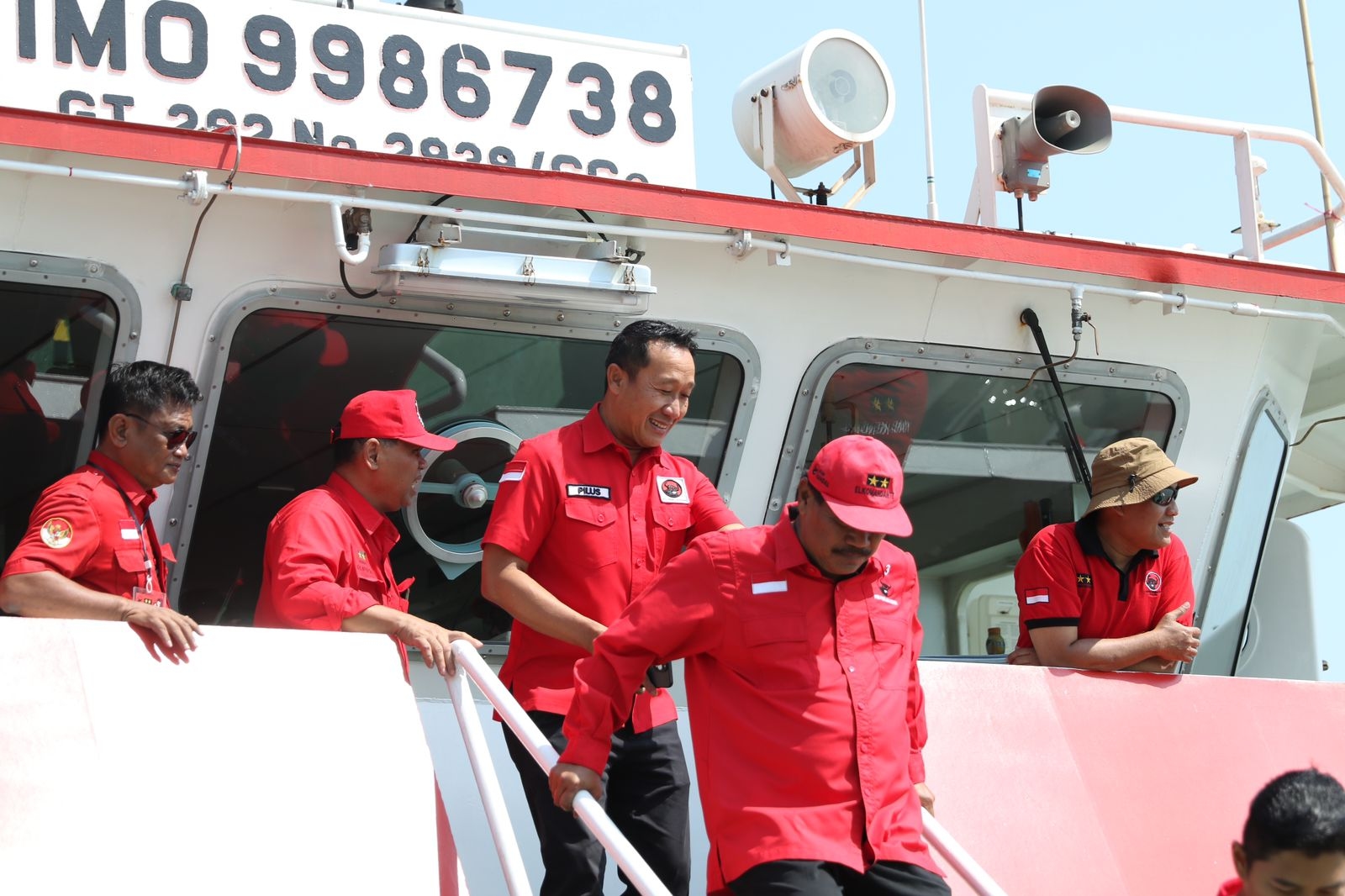 Rumah Sakit Kapal Milik PDIP Bersandar di Pelabuhan Kendal