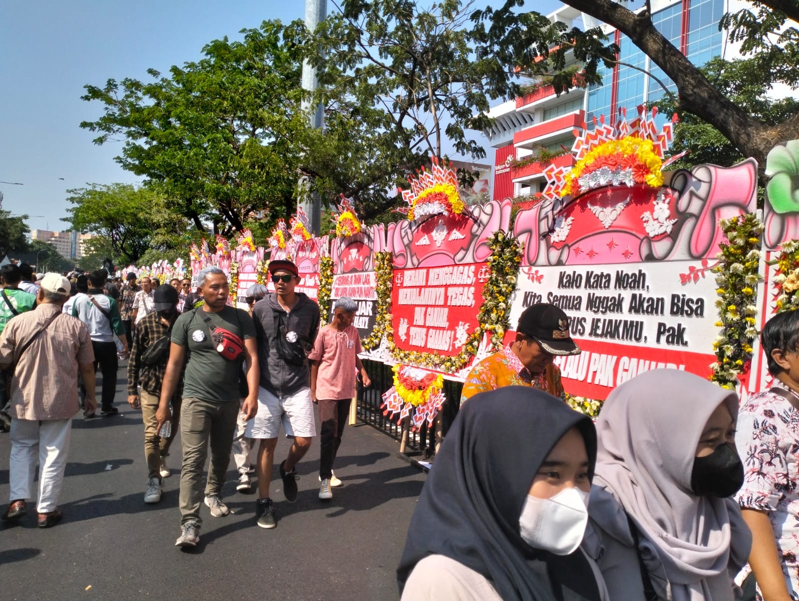 Karangan Bunga Perpisahan Ganjar Sepanjang Jalan Pahlawan, Ada yang Bikin Ketawa dan Sampai Keluar Air Mata
