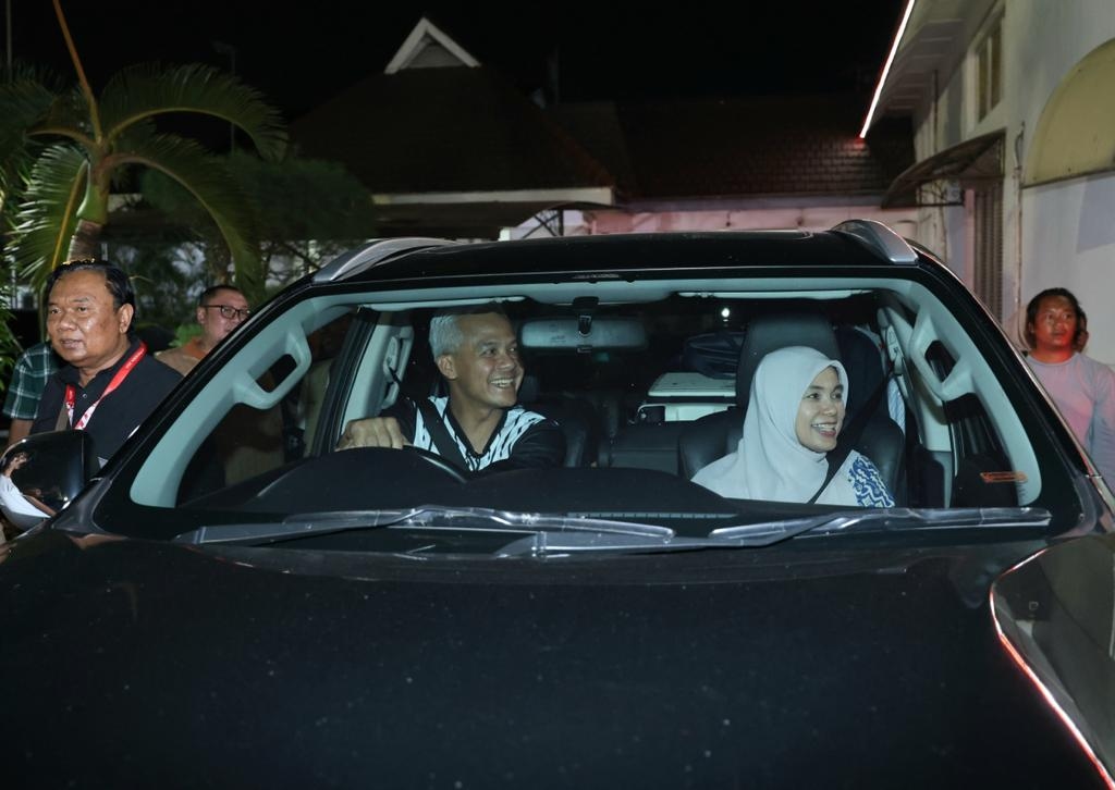 Jelang Tengah Malam Ganjar Nyetir Sendiri Tinggalkan Rumah Dinas