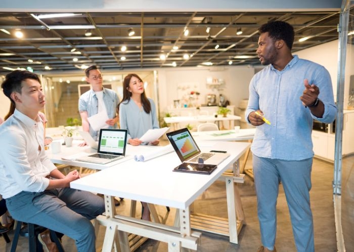 Membangun Karir Bersama, Berikut 3 Tips Bisa Bekerja dengan Orang Asing