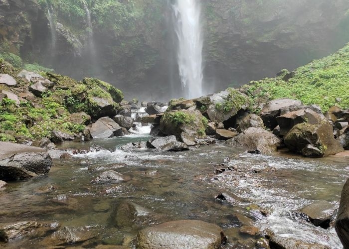 Menikmati Keindahan Alam Banyumas dan Bermain Air di Curug Cipendok