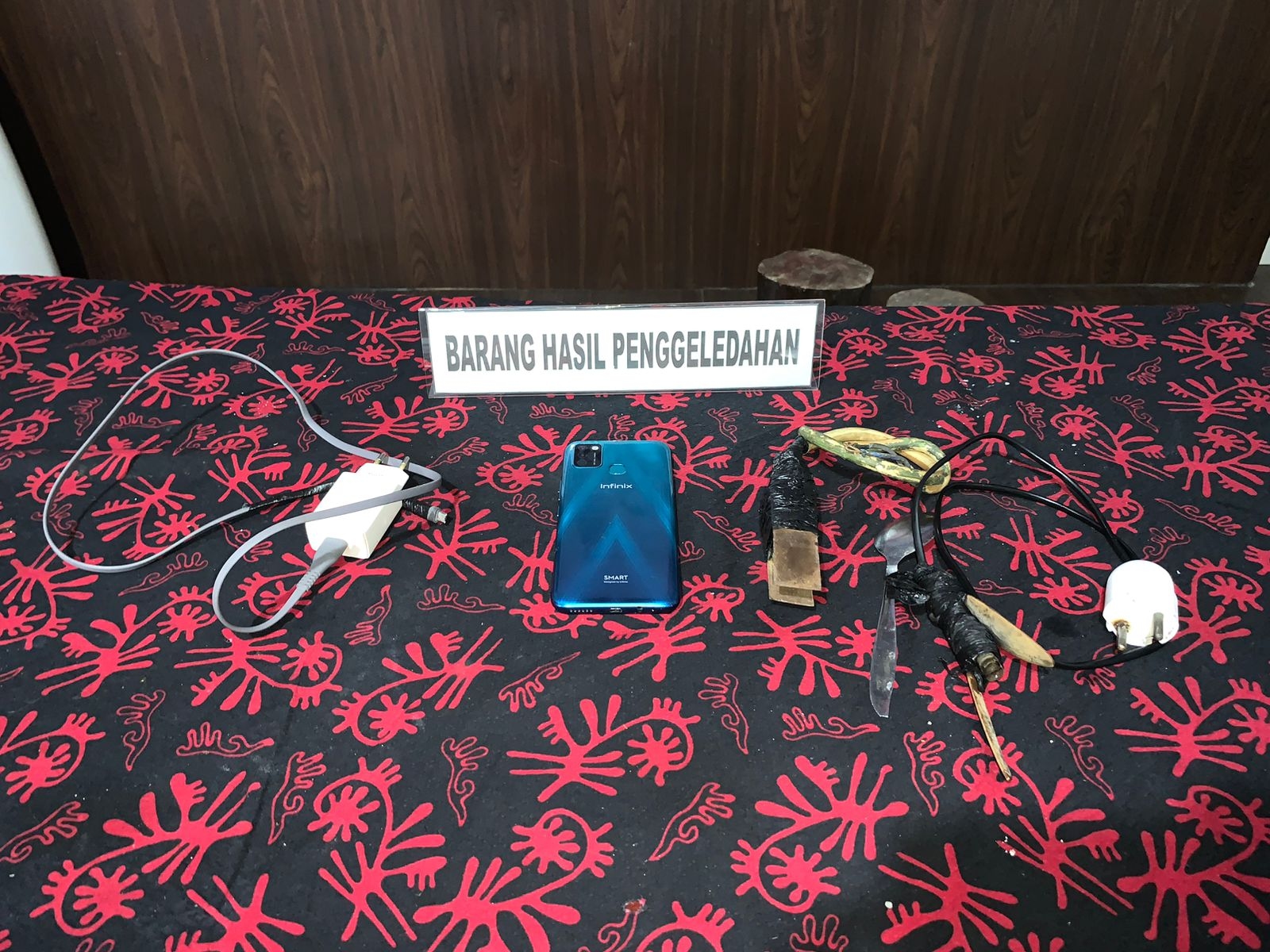 Tim Satopspatnal Razia di Lapas Kedungpane, Sita Telepon Genggam