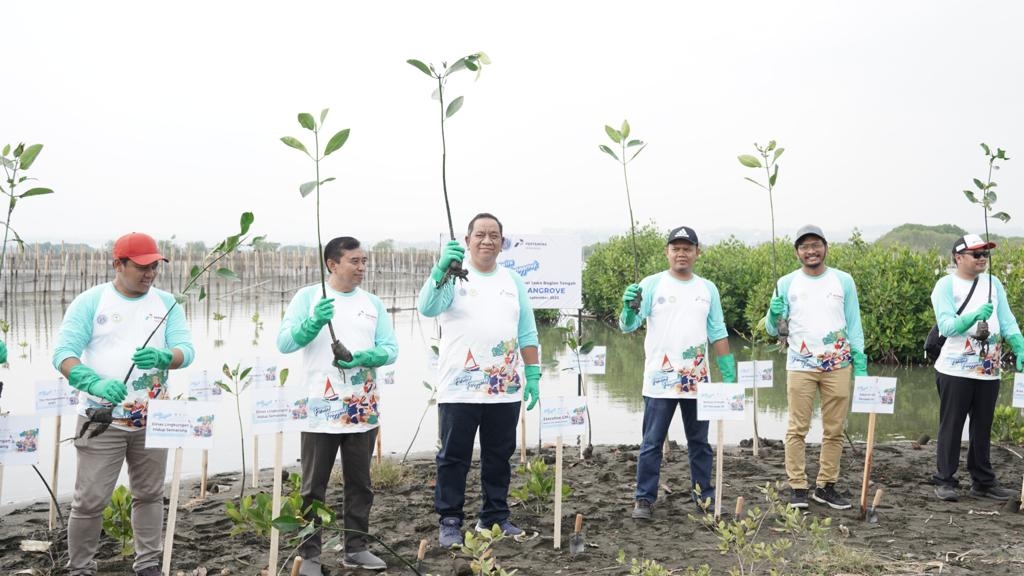 Peduli Lingkungan, Pertamina Patra Niaga RJBT Gelar Coastal Clean Up dan Penanaman 10.300 Tanaman Laut