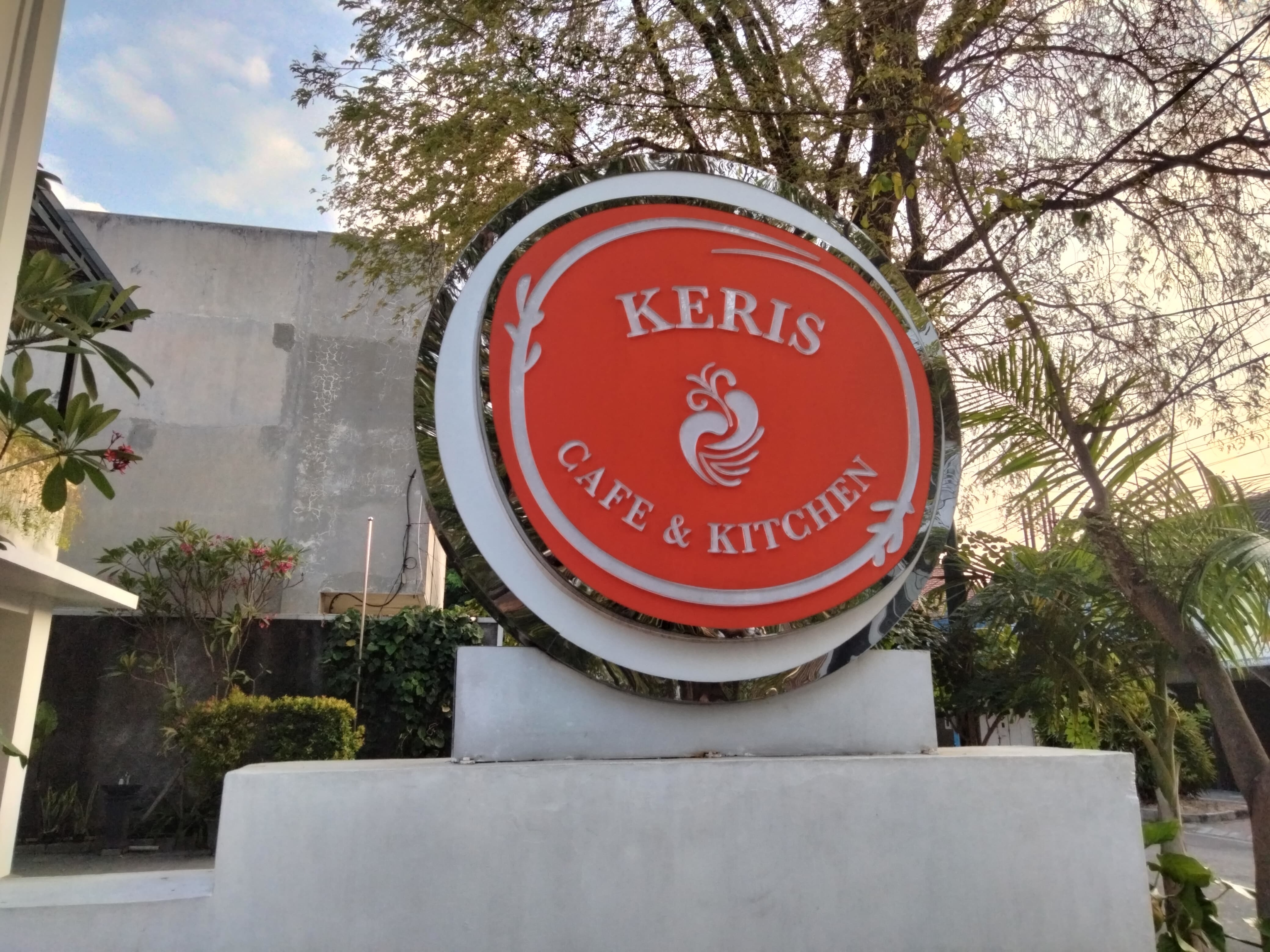 Menikmati Suasana Kota Solo dan Berfoto di Taman di Keris Cafe and Kitchen