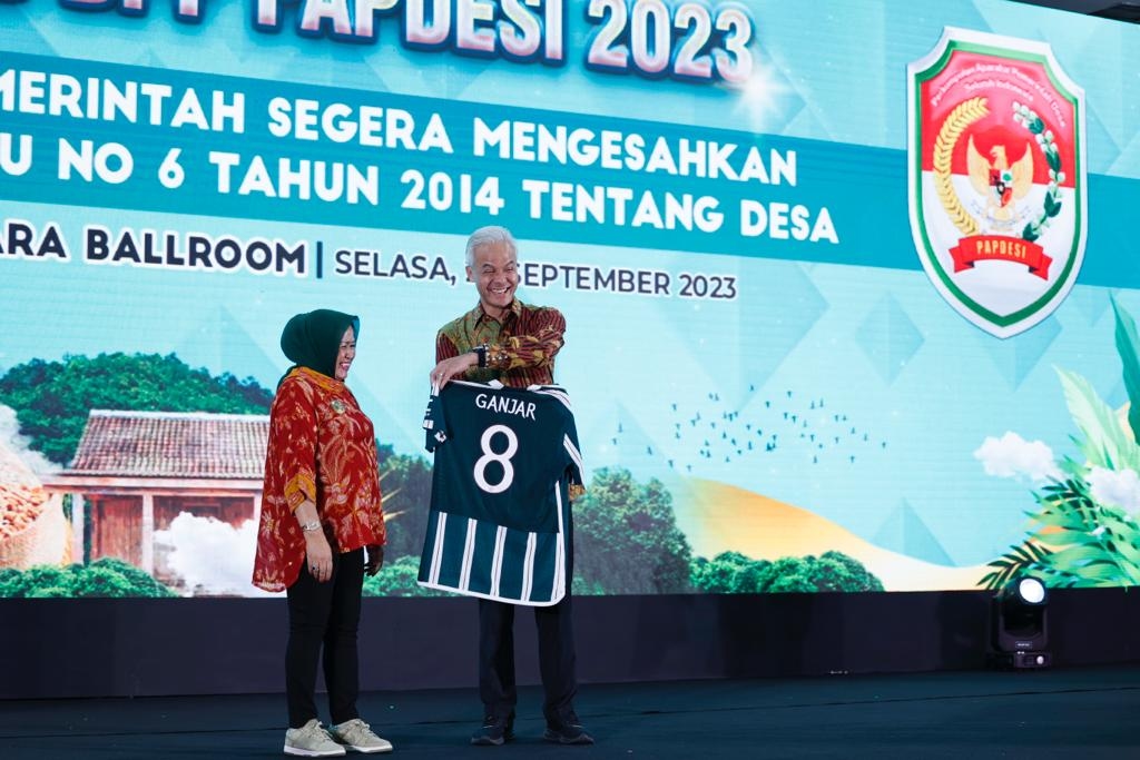 Kades se-Indonesia Hadiahkan Jersey MU Nomor 8 untuk Ganjar