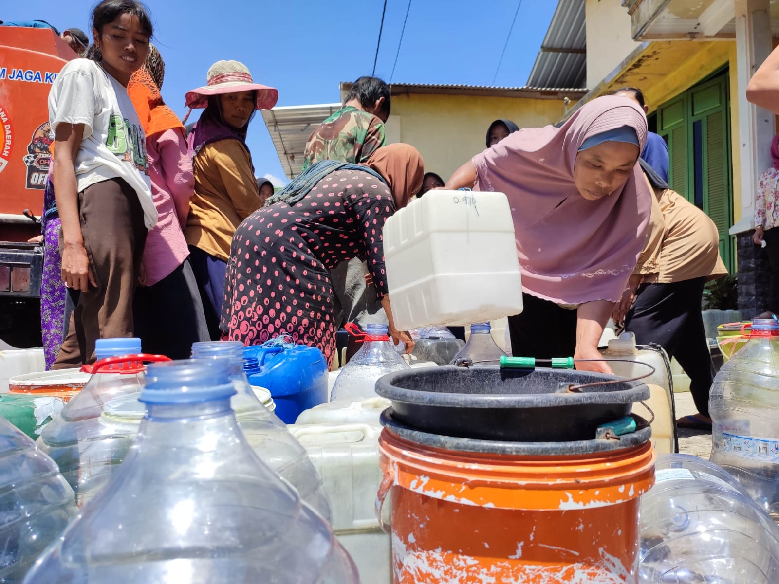 SMK Bhumi Phala Parakan Salurkan Bantuan Air Bersih, 23 Desa di Temanggung Alami Kekeringan
