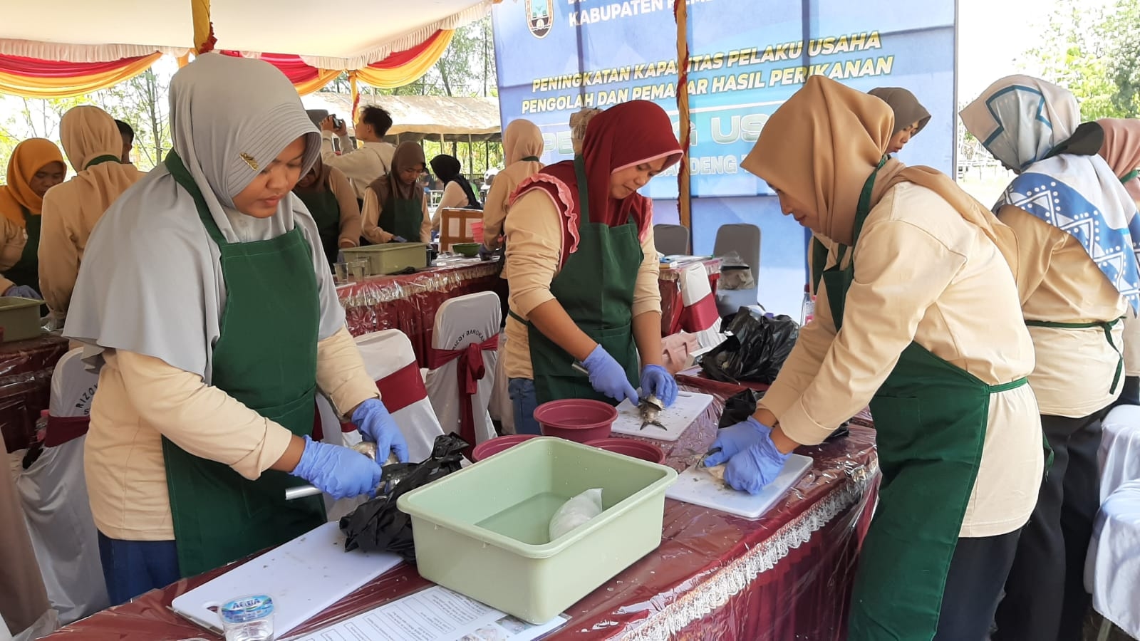 Puluhan Warga Pesisir Rembang Belajar Mengolah Bandeng Tanpa Duri