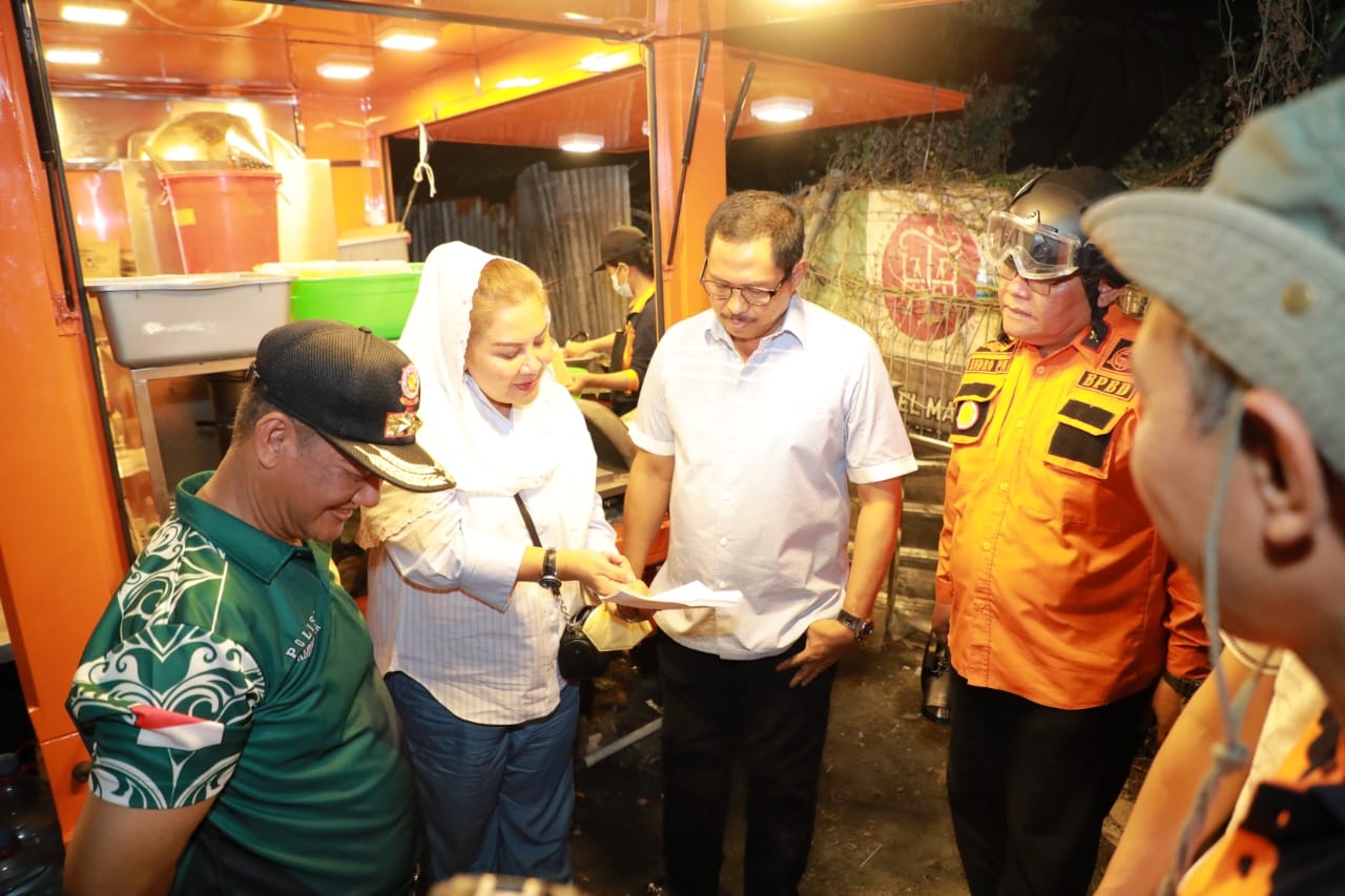 Helikopter Kembali Dikerahkan untuk Mengatasi Kebakaran TPA Jatibarang