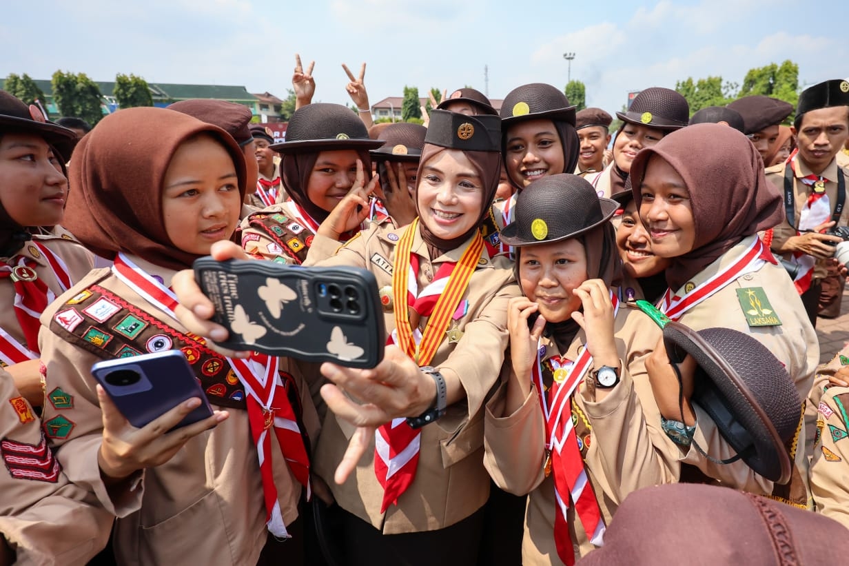 Hadiri Apel Besar Pramuka di Purbalingga, Atikoh Dicegat Siswa SMKN Jateng