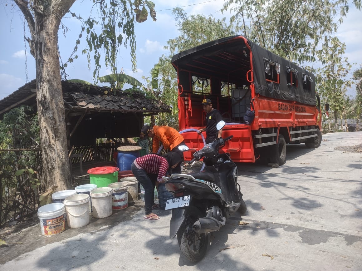 Kemarau Panjang, Basarnas Semarang Salurkan Bantuan Air Bersih