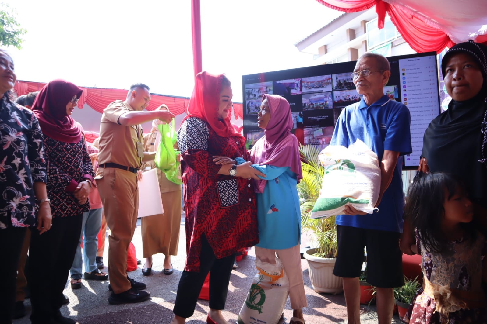 Antusiasme Masyarakat Hadiri Pak Rahman dalam Peringatan Gerakan Pangan Murah di Semarang