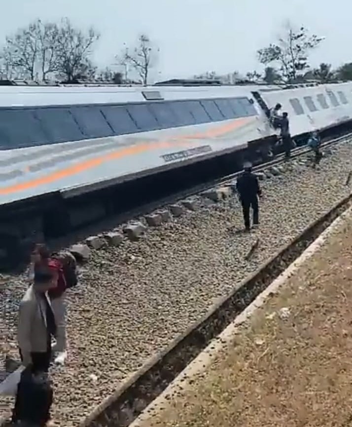 Kereta Bandara YIA Evakuasi Penumpang KA 17 Argo Semeru yang Anjlok, Delapan Luka Ringan dan Satu Patah Tulang