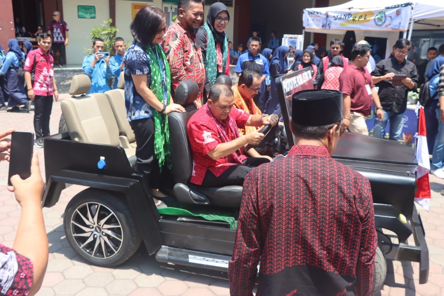 Siswa SMKN 1 Tengaran Ciptakan Mobil Listrik, Bupati Semarang Terkesan