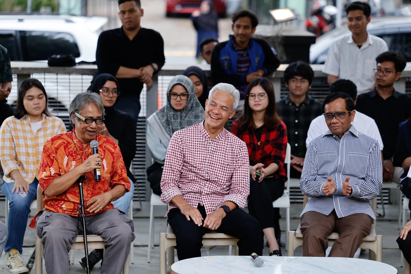 Ganjar Pranowo dan Mahfud MD Bersenda Gurau dengan Komika dan Budayawan di Tengah Ketegangan Politik