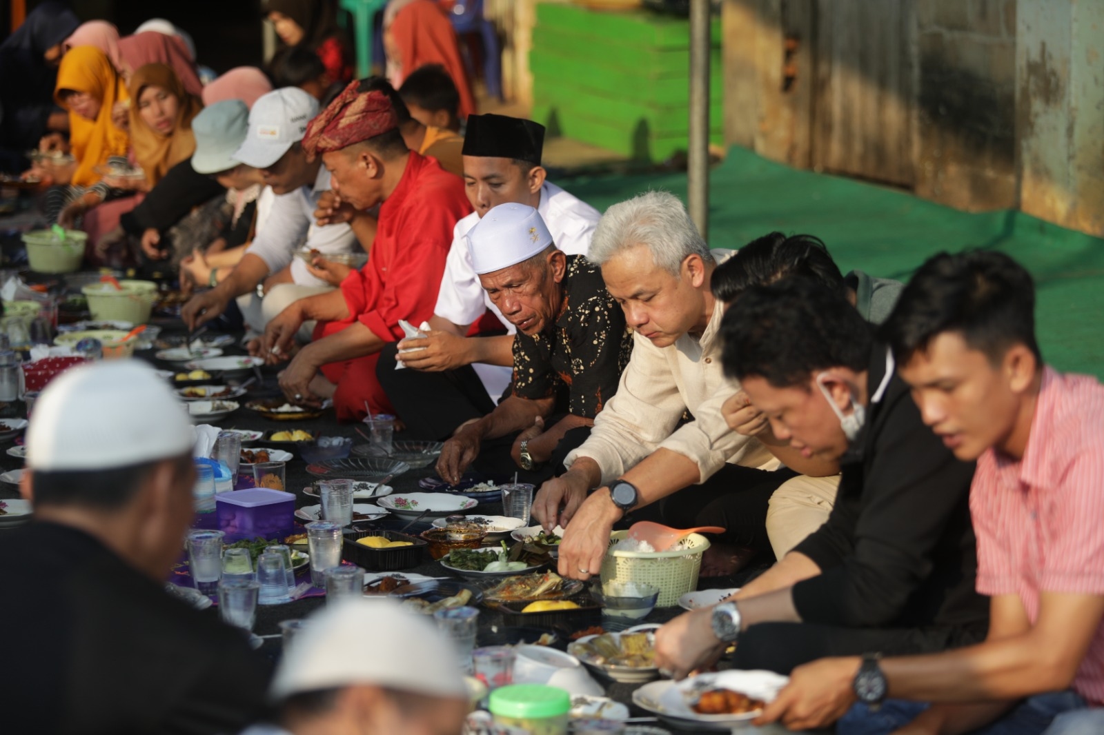 Menginap di Rumah Warga di Lampung, Ganjar Diajak Mengan Jejamo Sambil Serap Aspirasi