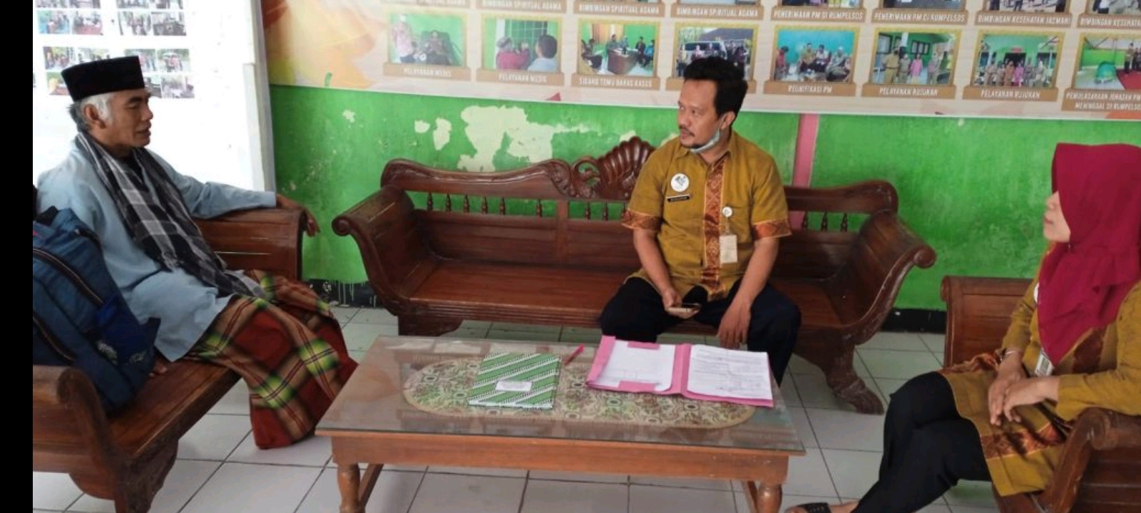 Peduli Sesama UPTD Rumpelsos Kabupaten Demak Tampung Lansia yang Terlantar dari Pandeglang