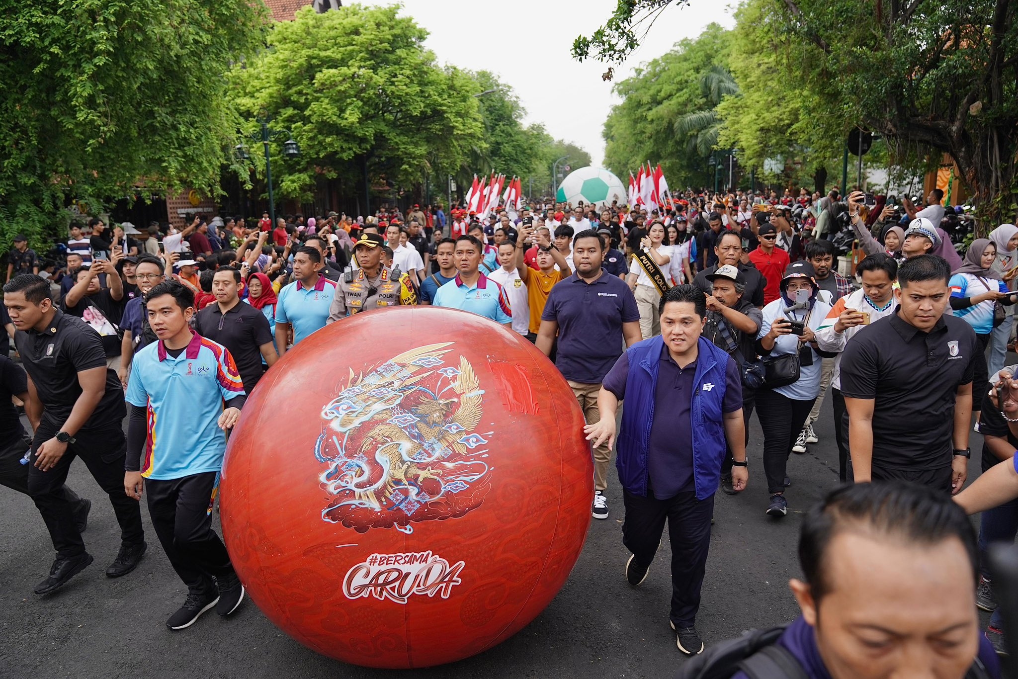 Menggema di Surakarta: Pawai Trofi Piala Dunia U-17 Dipimpin Erick Thohir dan Gibran