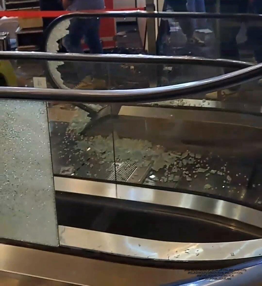 Insiden di Paragon Mall Semarang: Mobil Pameran Tabrak Eskalator
