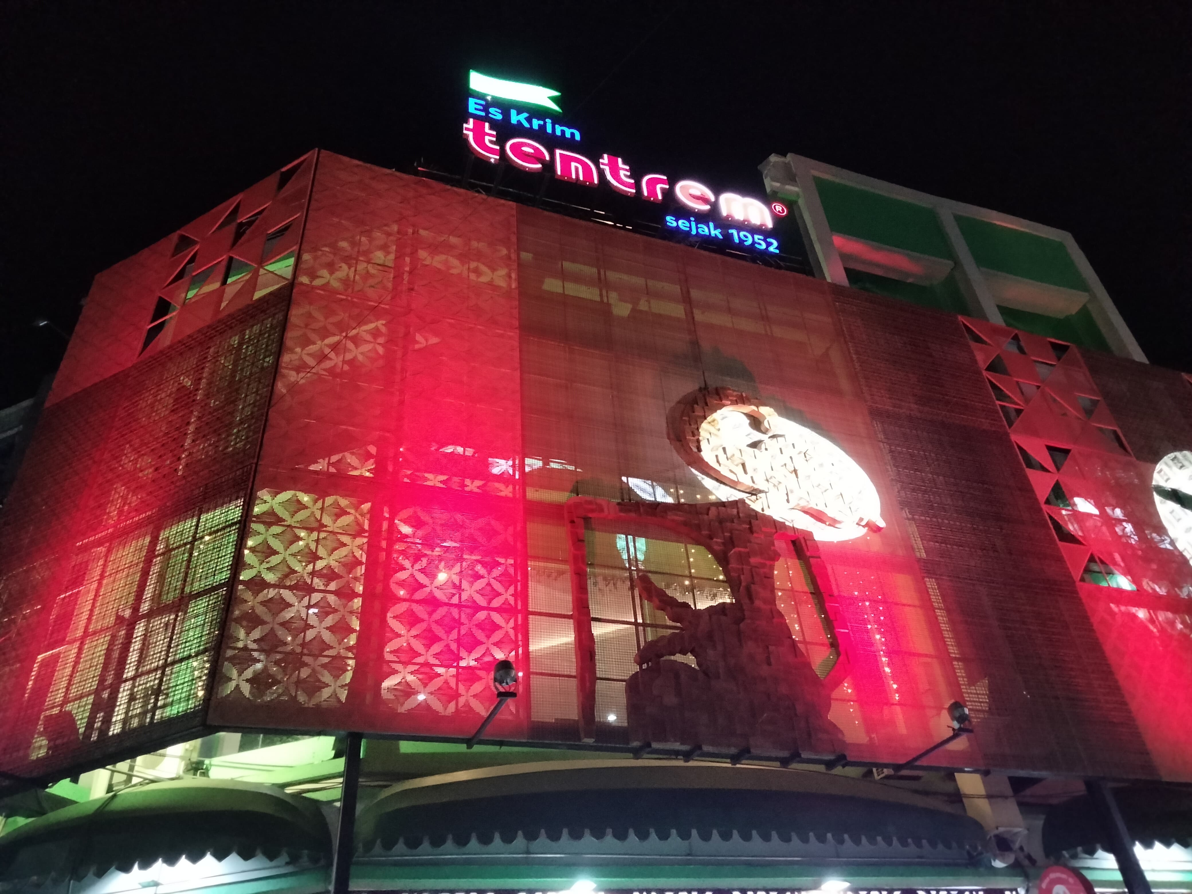 Menikmati Keindahan Kota Solo Sambil Menyantap Kuliner Legend di New Es Krim Tentrem
