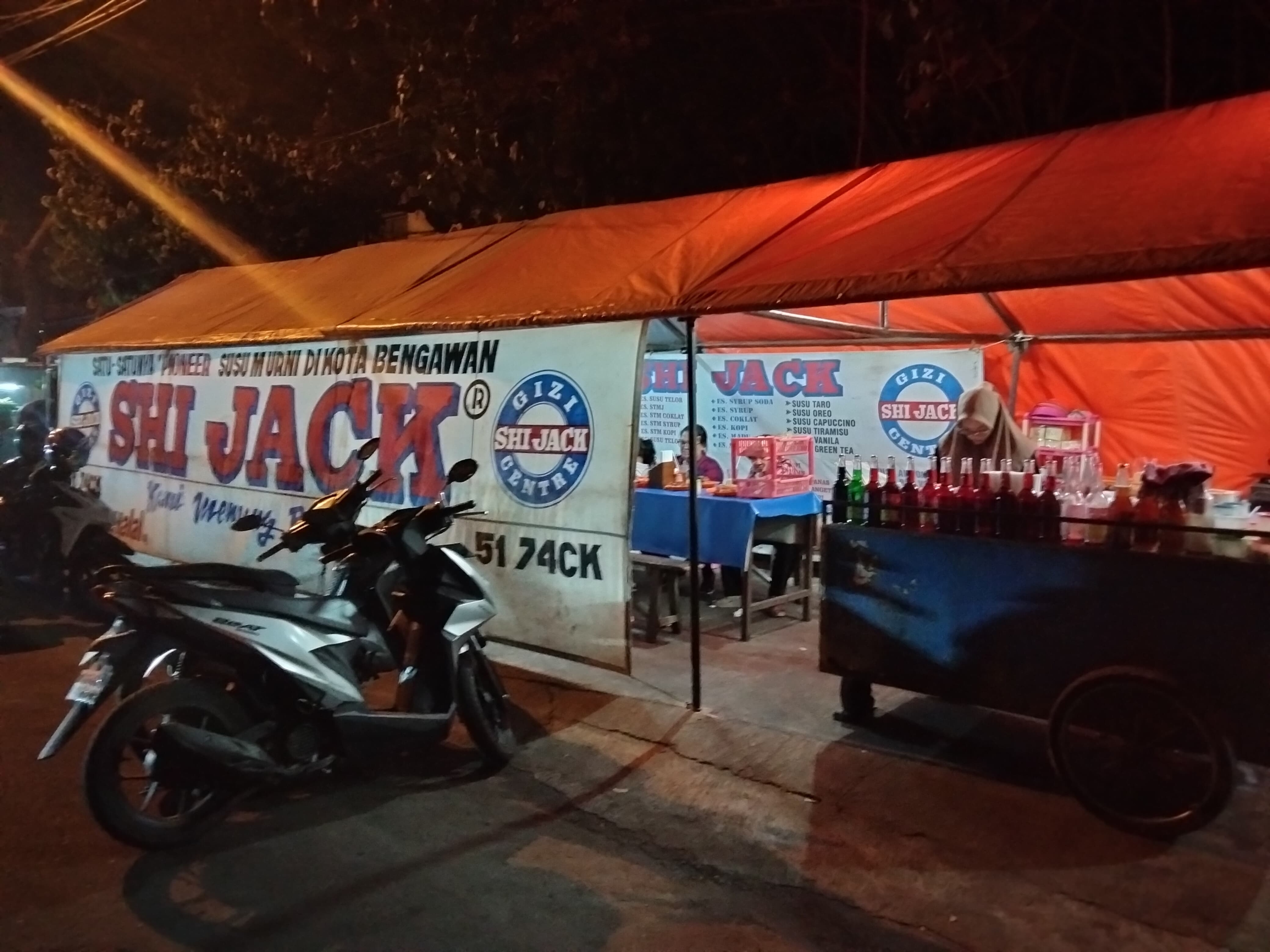 Nikmati Malam Kota Solo Ditemani Segelas Susu dan Jajanan di Warung Susu Segar Shi Jack