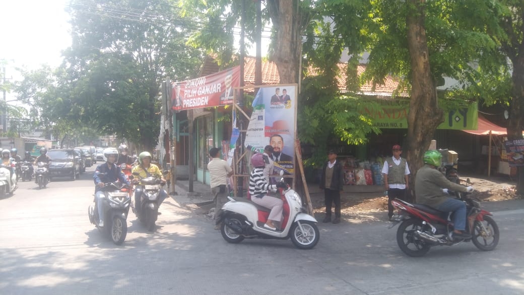 Satpol PP Kota Semarang Tertibkan Baliho Partai di Gayamsari, Marthen; Melanggar Peraturan Walikota