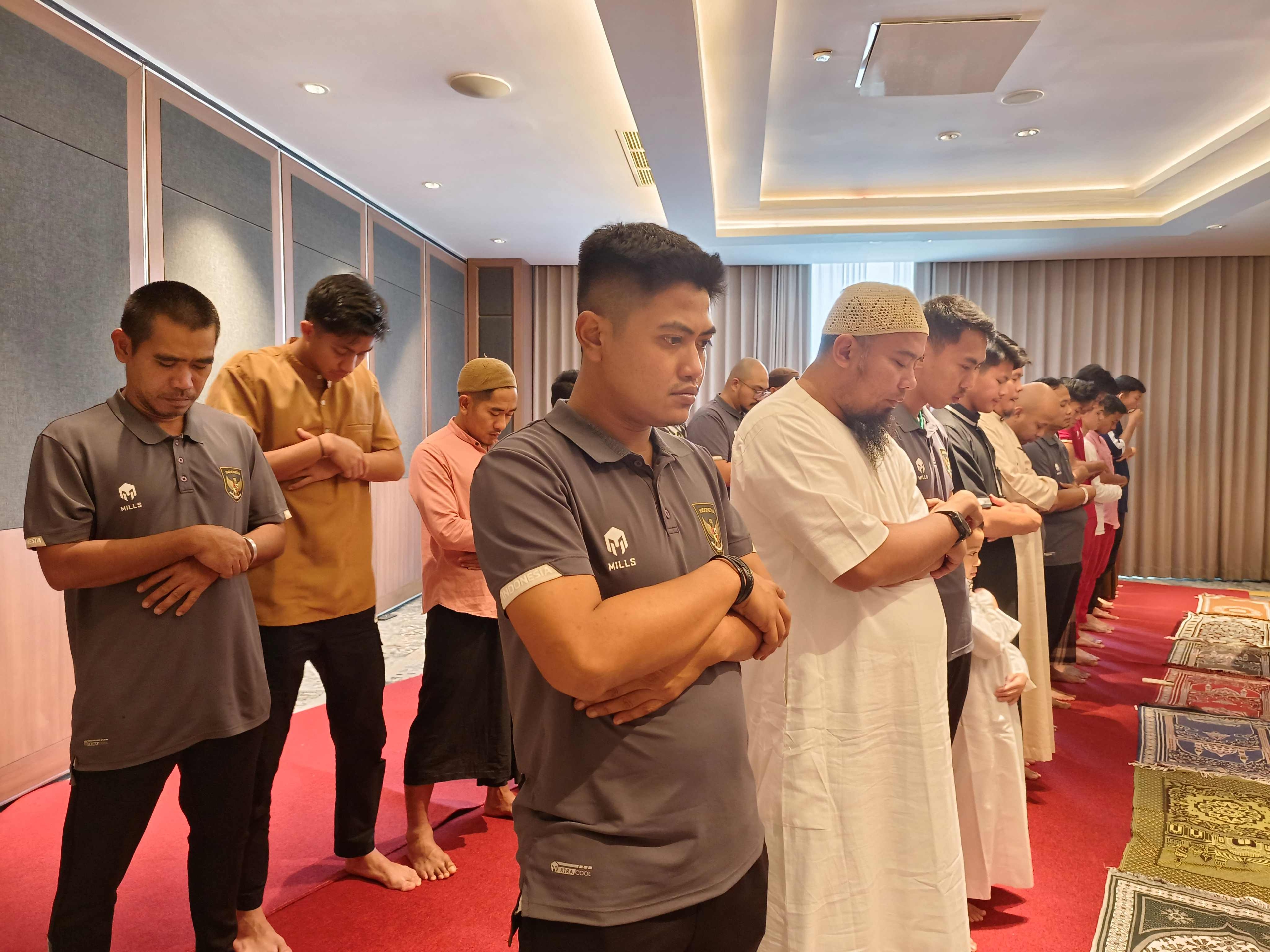Harmoni Iman dan Sepakbola: Tim U-17 Indonesia Gelar Sholat Jumat Menjelang Laga Perdana Piala Dunia