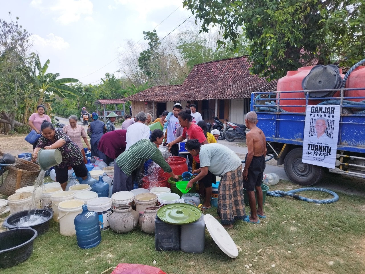 Orang Muda Ganjar Hadir di Tengah Masyarakat dengan Bantuan Air Bersih