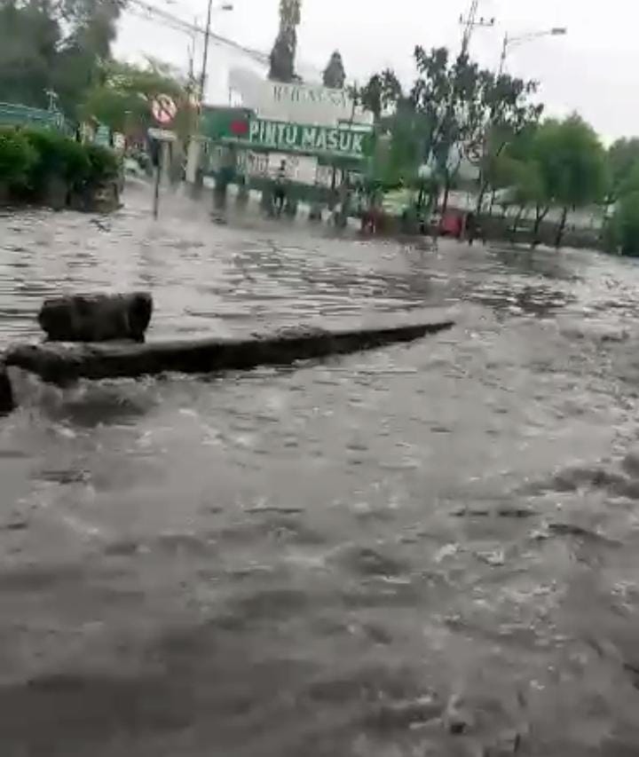 Genangan Air Buat Kemacetan di Pantura Semarang-Demak Mempersulit Perjalanan