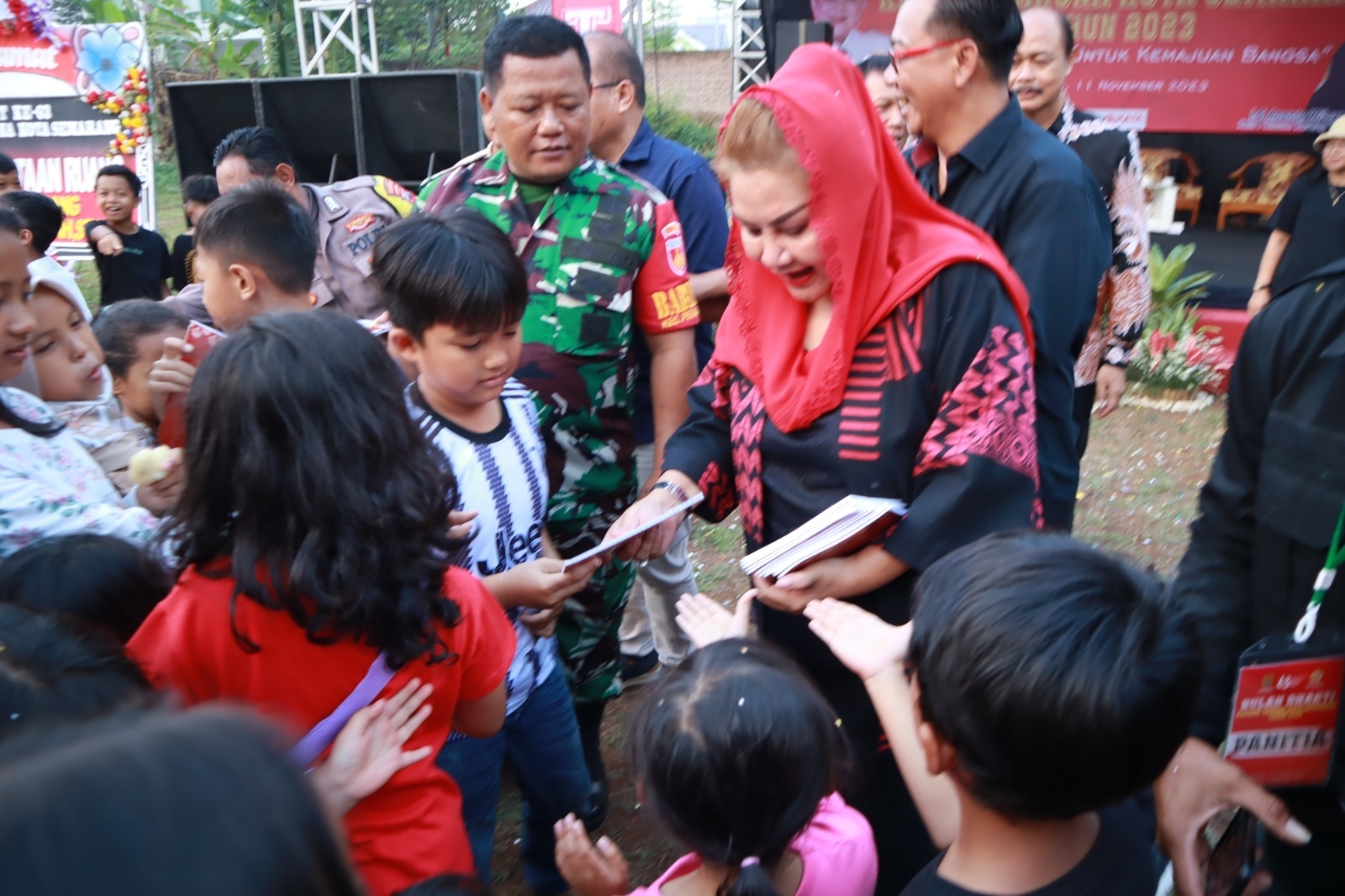Dikenal Dekat dengan Anak-anak, Ini Maksud Mbak Ita Kerap Membagikan Alat Tulis di Setiap Acara