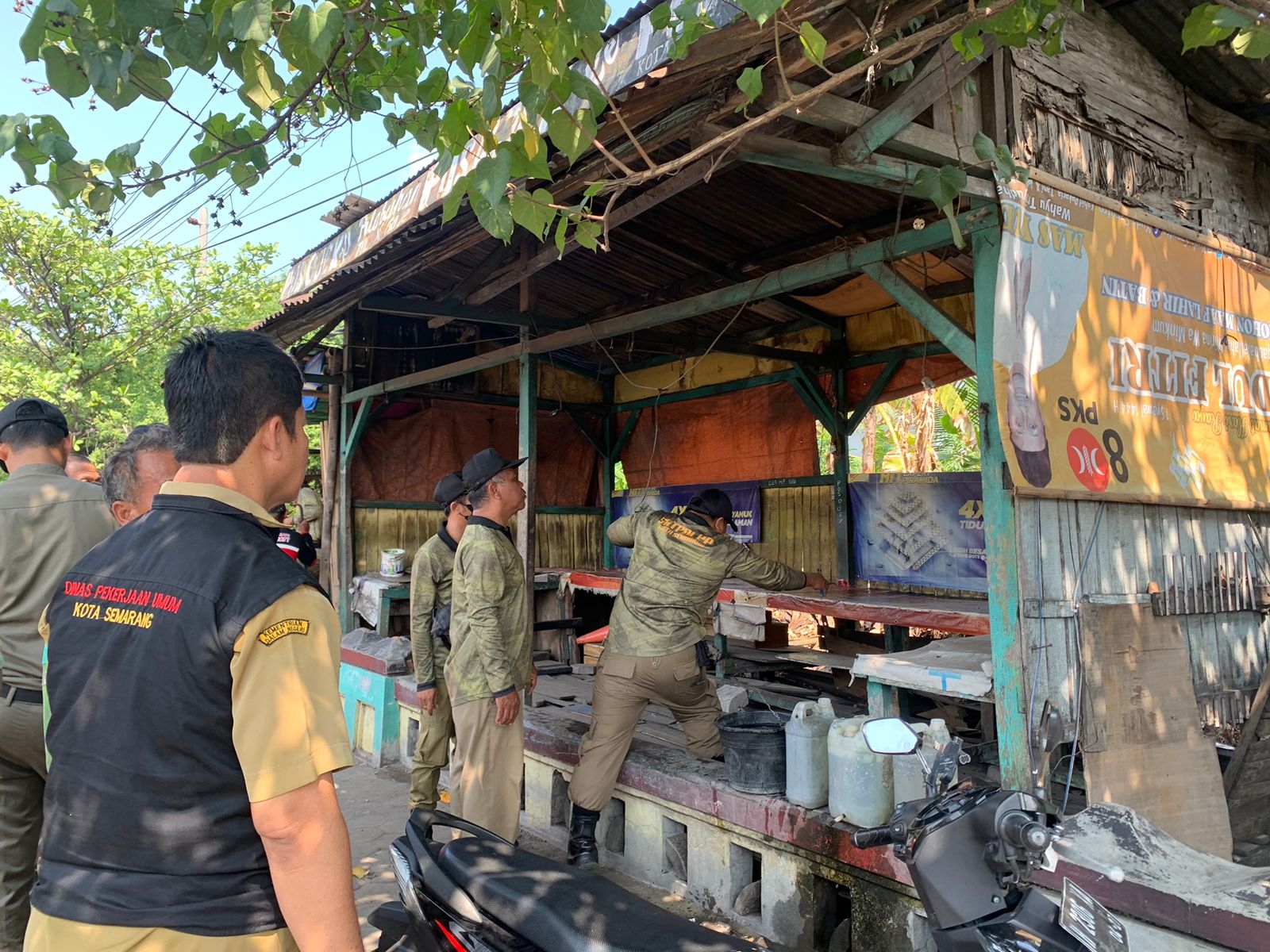 Lapak-lapak PKL Yang Diduga Menyebabkan Banjir di Jalan Kaligawe Raya Dibongkar
