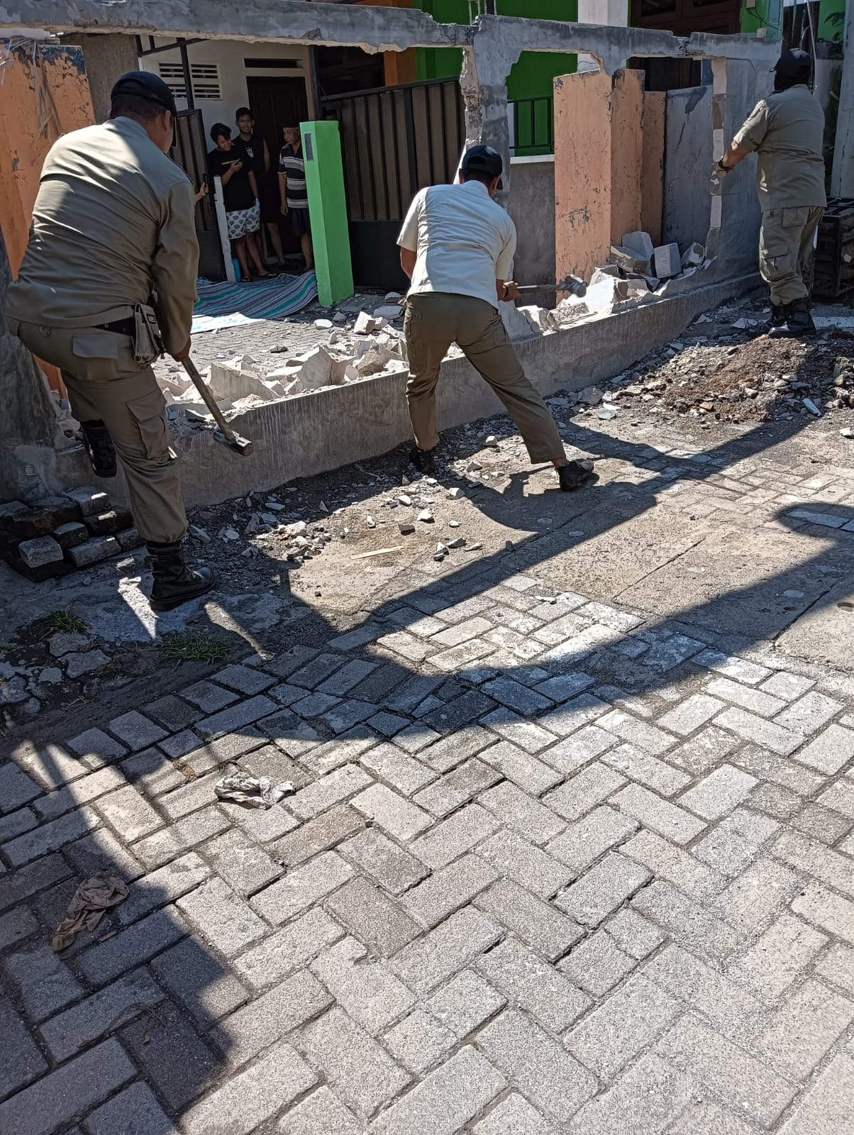 Tutupi Jalan Umum, Sebuah Tembok Setinggi 1,5 Meter di Banyumanik Dirobohkan