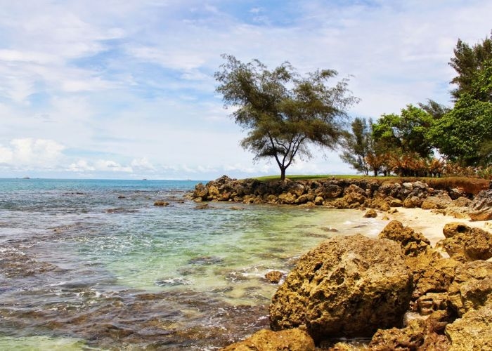 Menyusuri Pesisir Utara Banten dan Berlibur ke Wisat Alam Pantai Carita yang Luar Biasa Eksotis