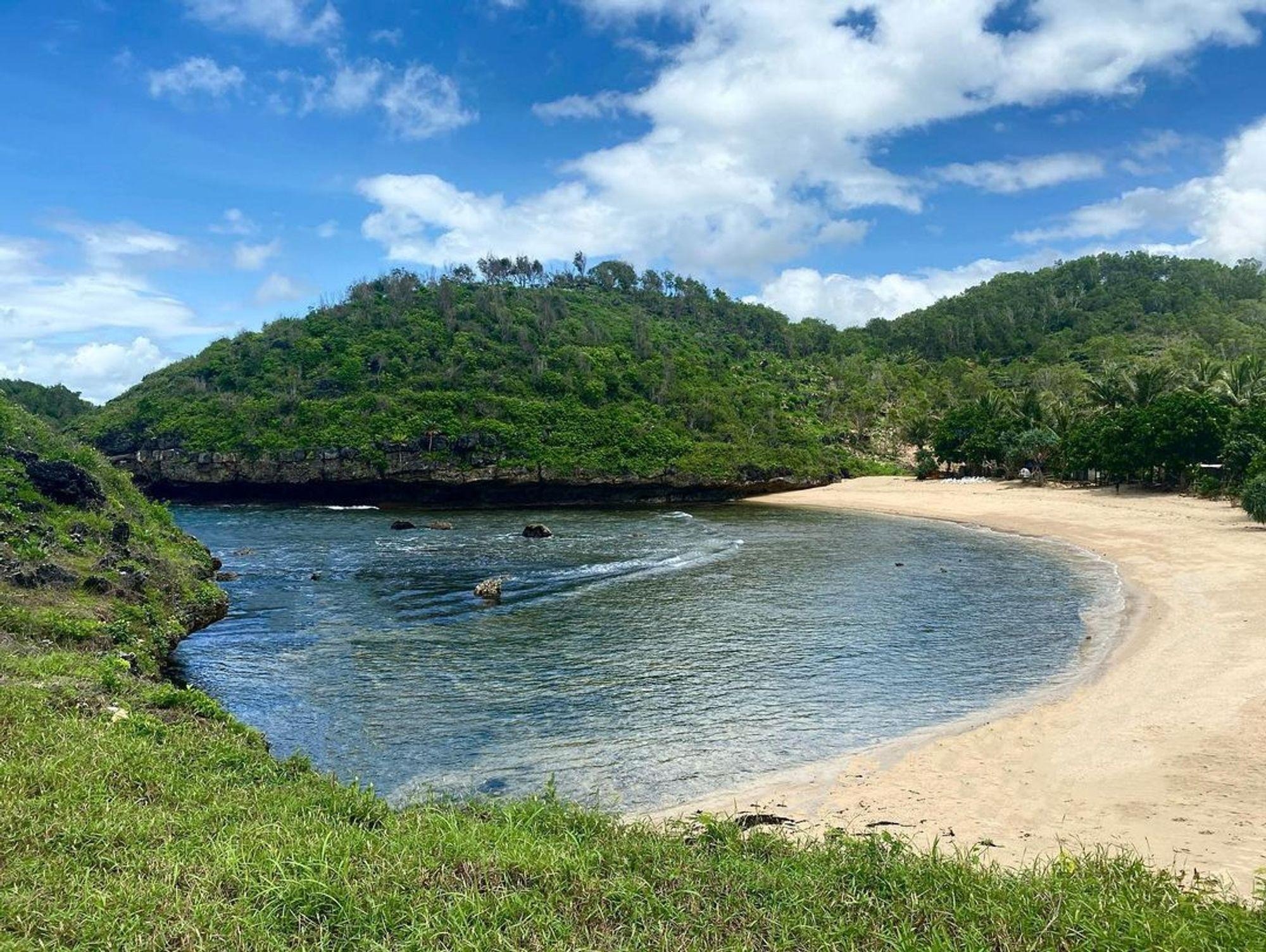 Menjelajahi Keindahan Alam Pantai Bercak Pacitan, Pantai yang Mendapat Julukan Raja Ampatnya Pacitan
