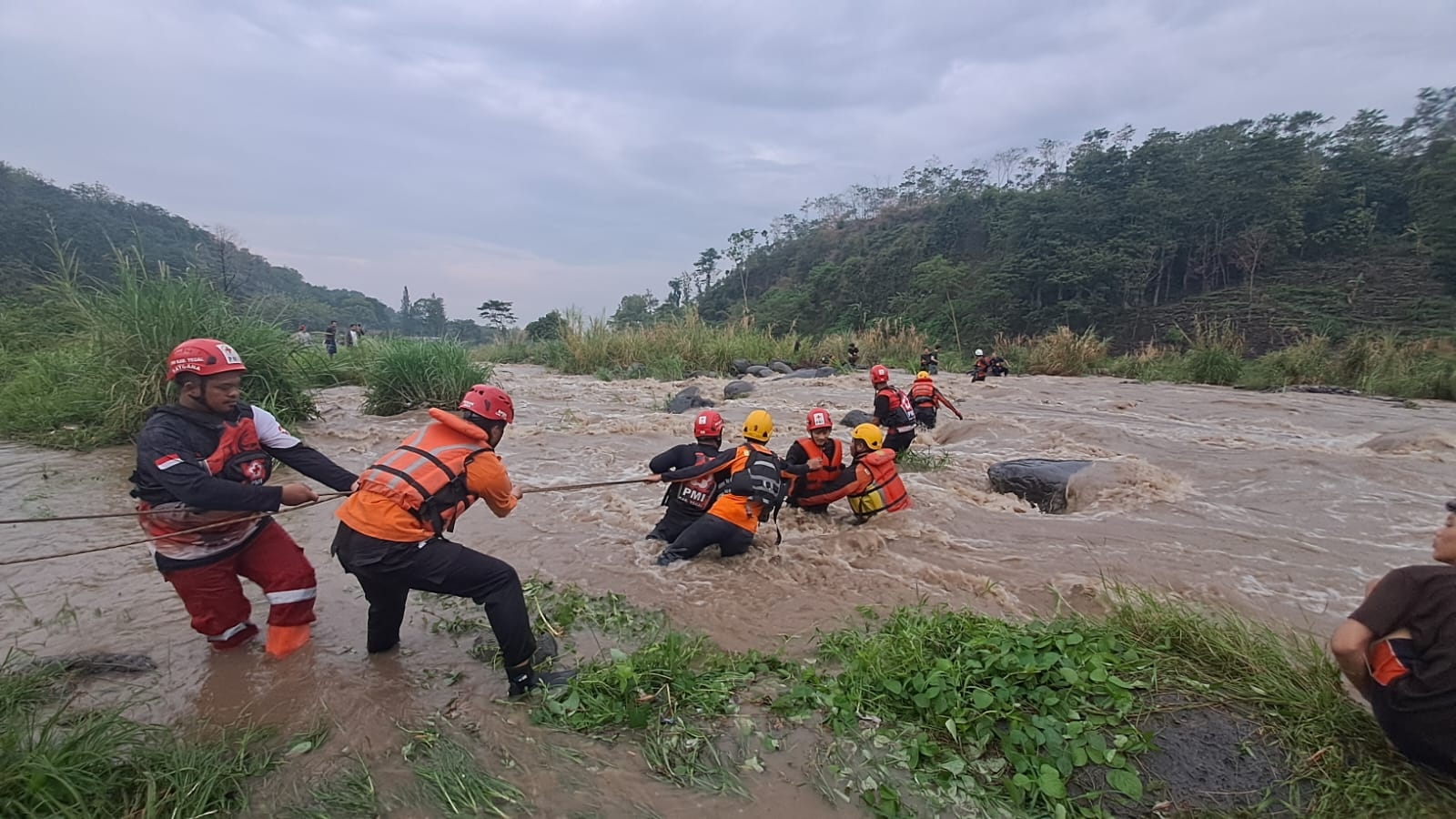 Operasi SAR Berhasil Selamatkan 10 Mahasiswa Universitas Pancasakti dari Banjir Bandang di Tegal