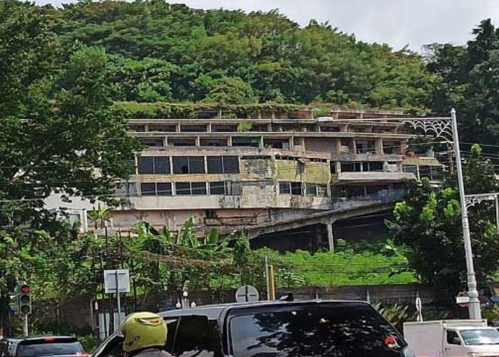 Hotel Siranda Semarang: Jejak Gemerlap Bangunan Mewah yang Sudah Terbengkalai di Pusat Kota