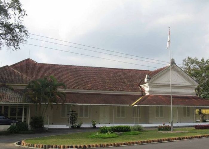 Sejarah Eks Rumah Dinas Residen Kedu: Cagar Budaya Bersejarah dalam Gadis Kretek