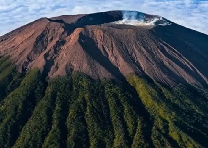 Gunung Slamet: 6 Misteri yang Menyelimuti Keindahan Puncak Tertinggi di Jawa Tengah