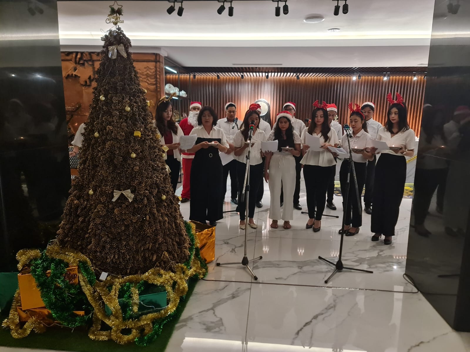 Hotel Metro Park View Kota Lama Semarang Gelar Christmas Lighting, Hadirkan Promo Makan dan Kamar