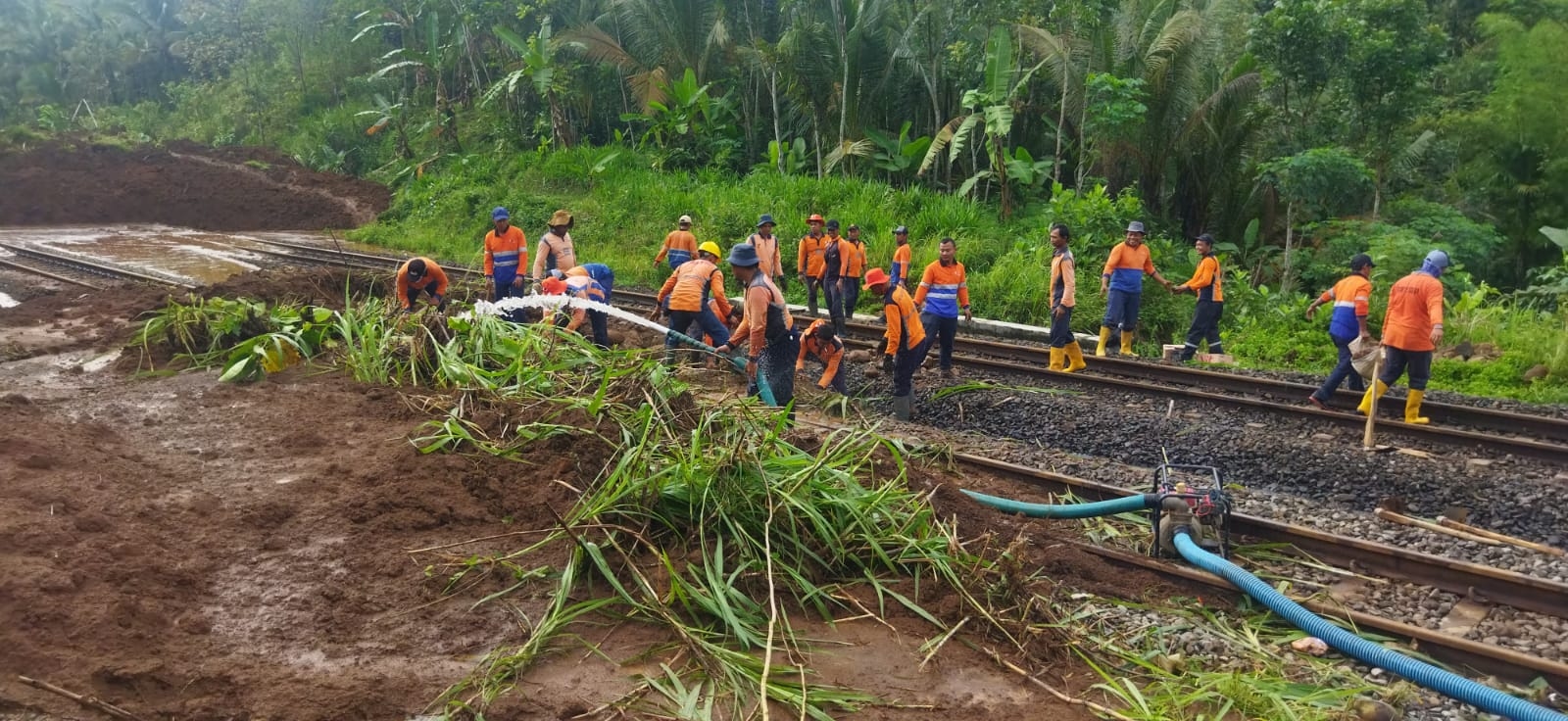 Tim Gabungan Bergerak Cepat Atasi Material Longsor di Jalur Kereta Banyumas