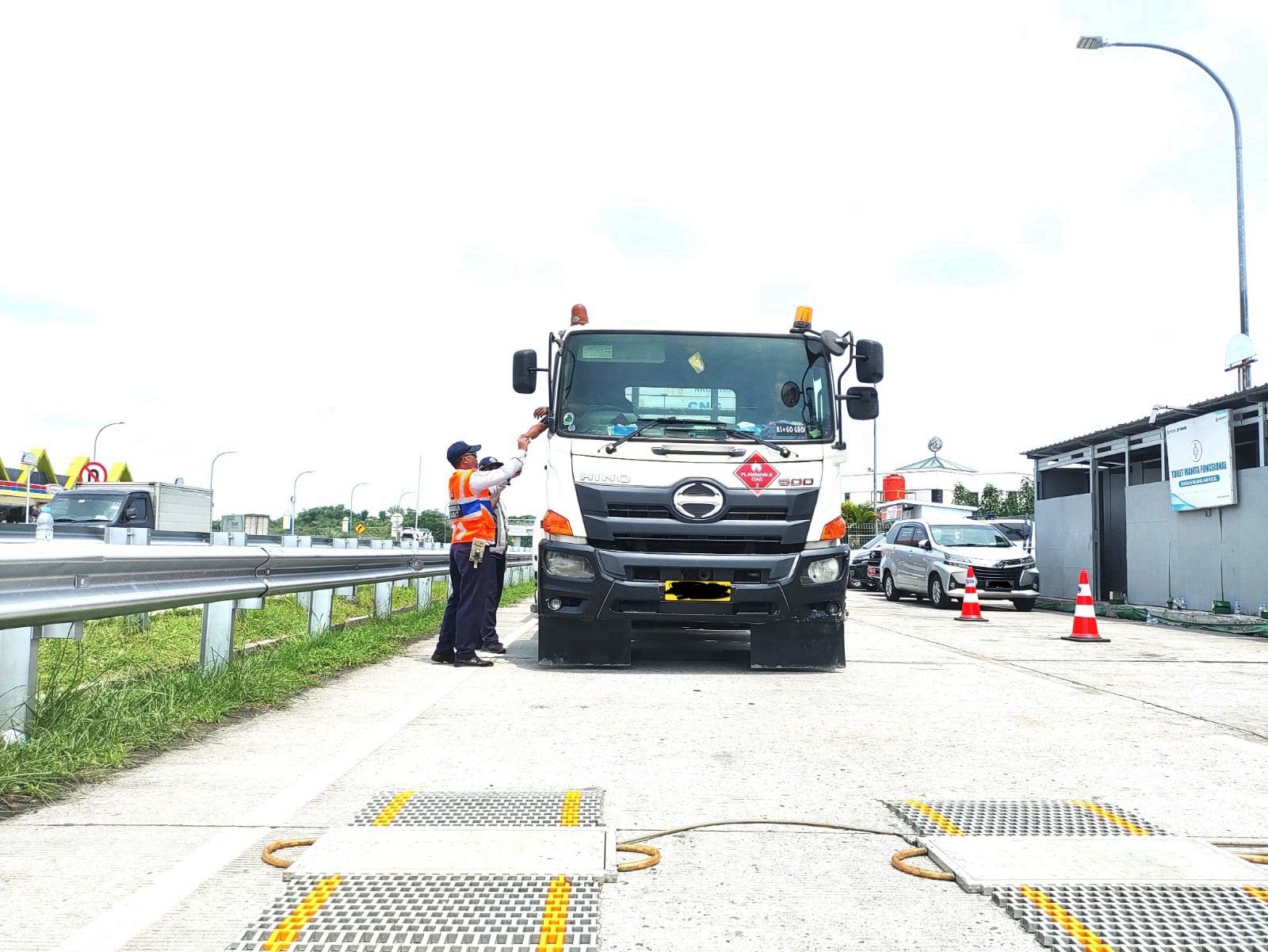 Sejumlah Kendaraan Besar Terjaring Operasi Over Dimension Over Load (ODOL) Di Ruas Tol Solo-Ngawi