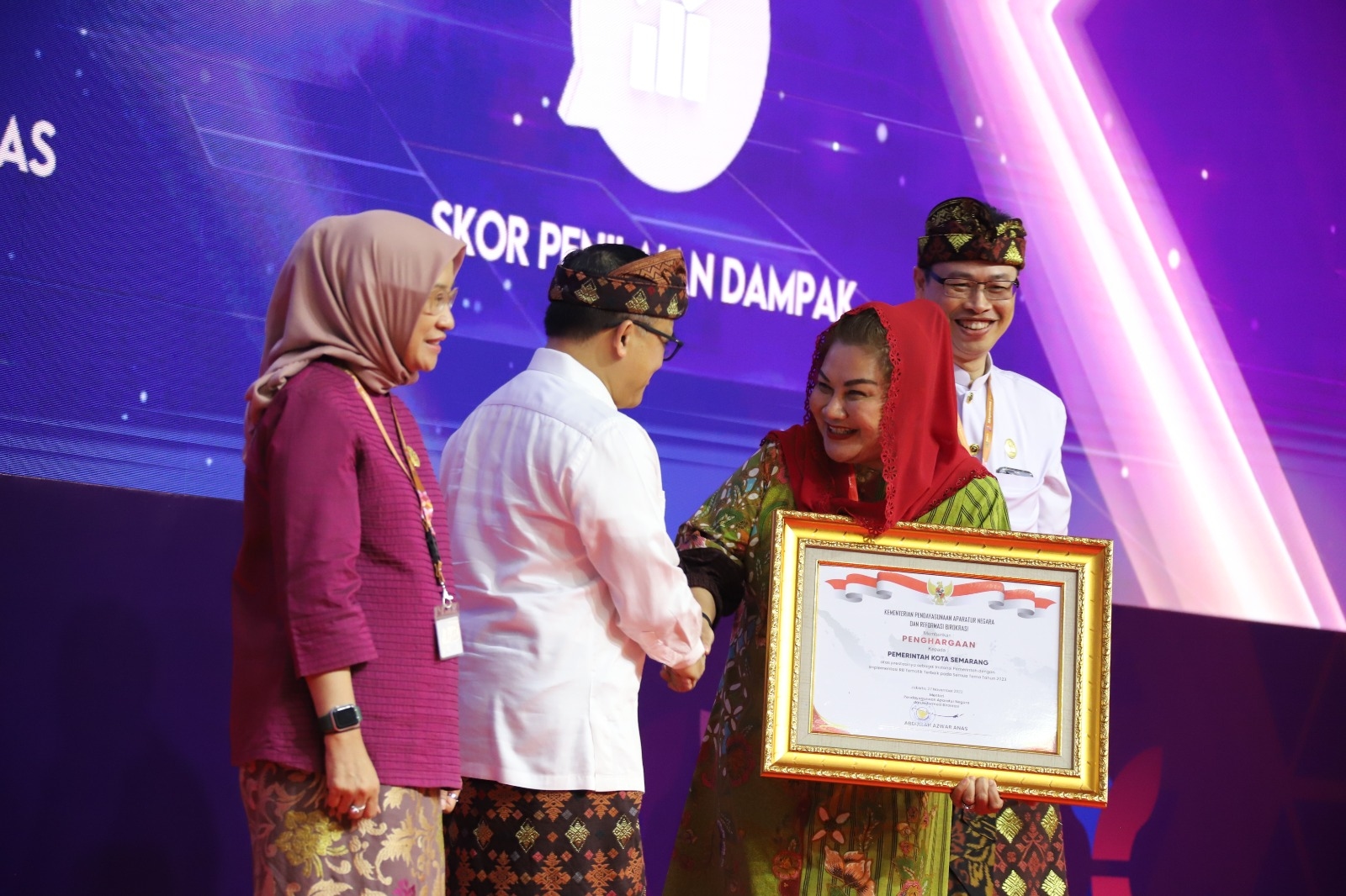 Mbak Ita Terima Penghargaan Untuk Pemkot Semarang Tentang Implementasi Reformasi Birokrasi Tematik Terbaik
