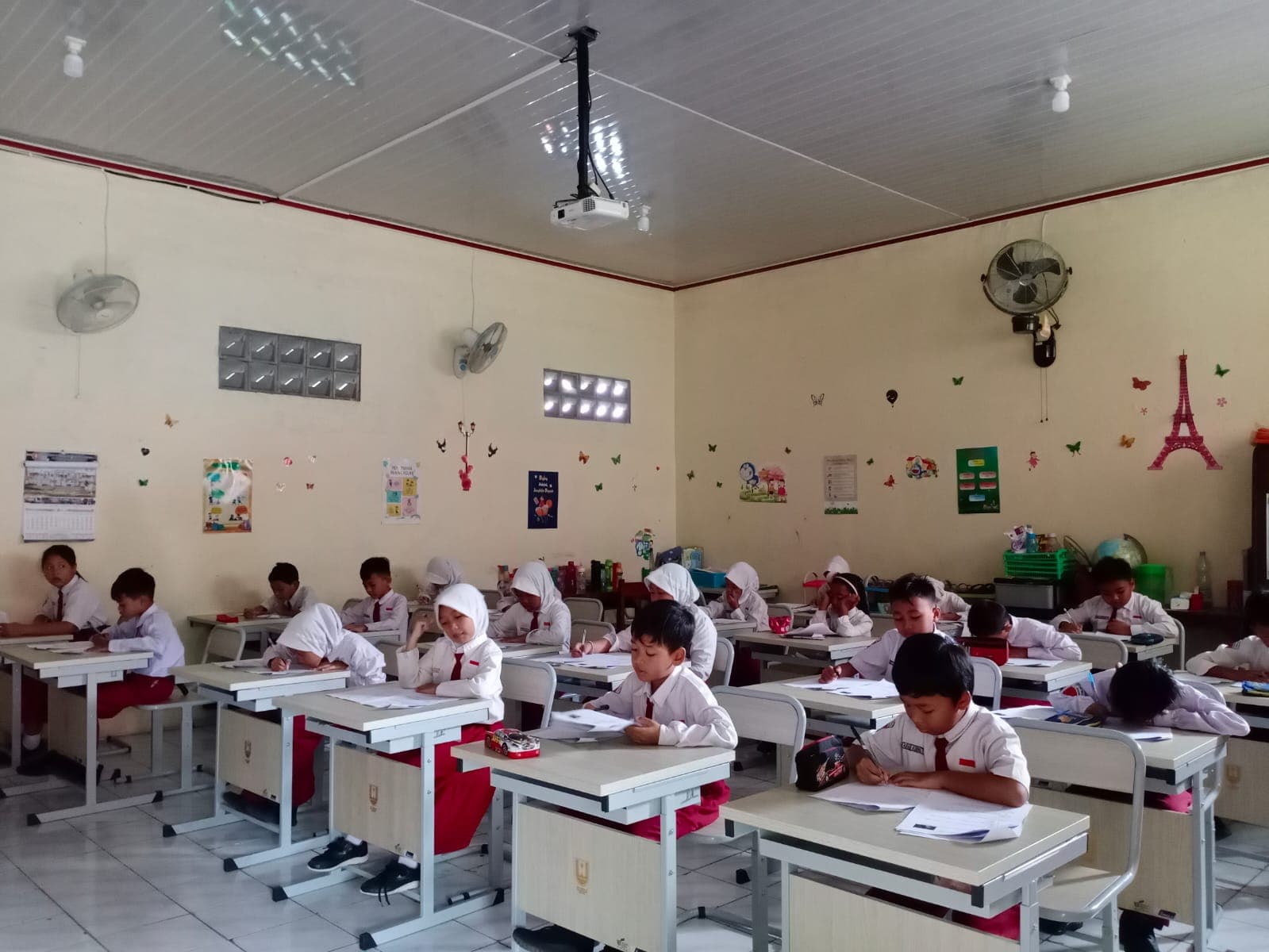Banyak Meja dan Kursi SD Tak Layak, Para Guru di Kota Semarang Sambut Positif Pengadaan Fasilitas Baru