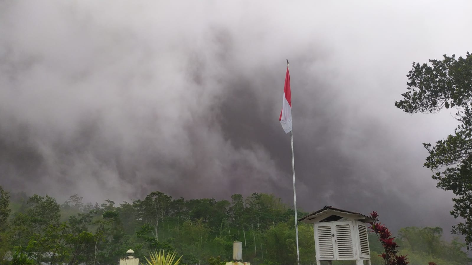 Awan Panas Guguran Merapi, Warga Diimbau Waspada Abu Vulkanik
