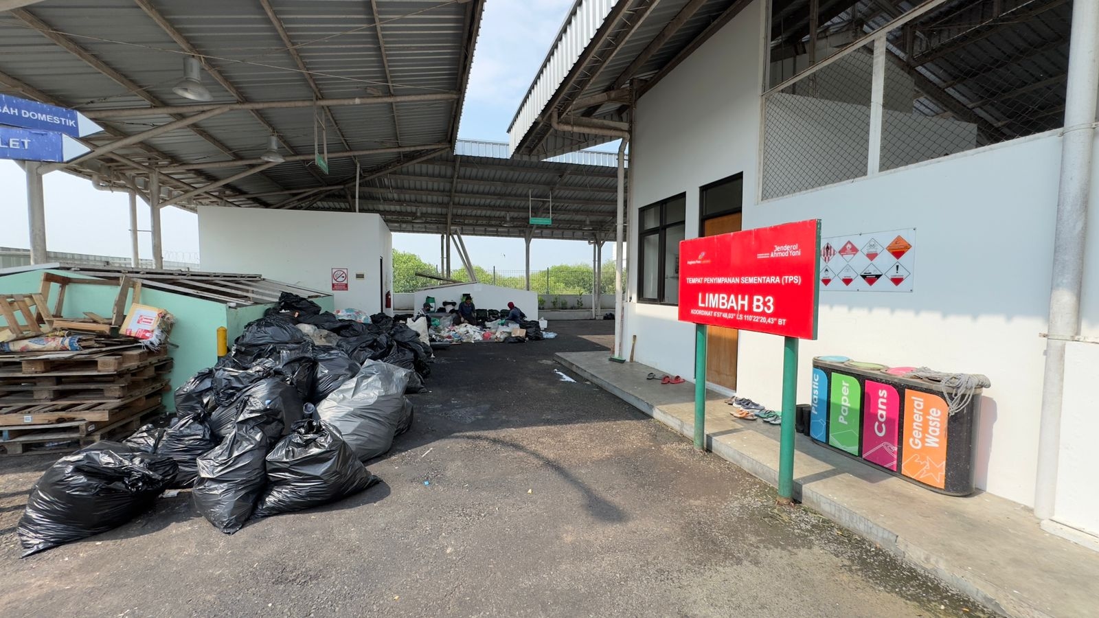 Bandara Jenderal Ahmad Yani Semarang Berinovasi dengan Budidaya Magot untuk Pengelolaan Sampah