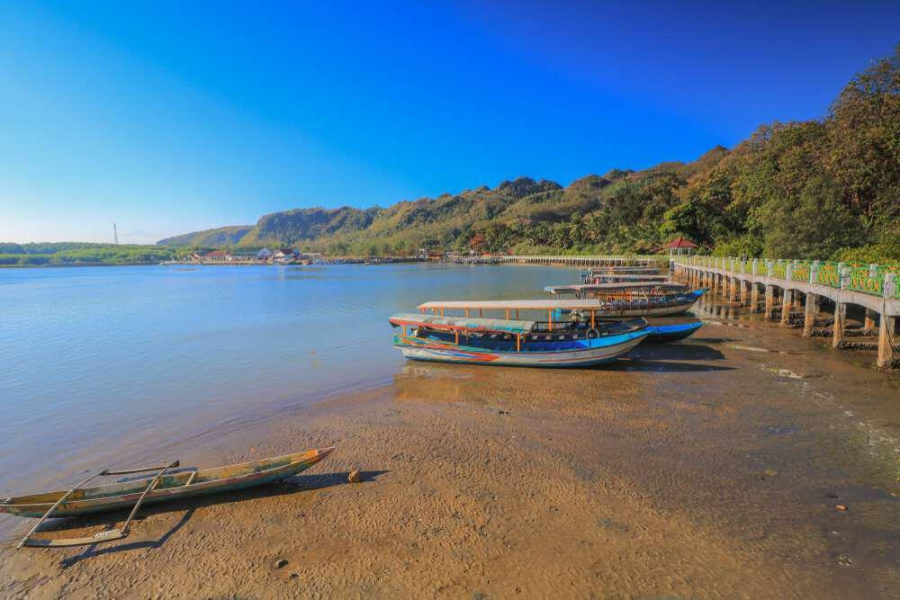 Eksplorasi Keindahan dan Sejarah Pantai Logending Ayah, Kebumen